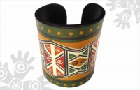 Brazalete con aplicaciones manuales en barniz